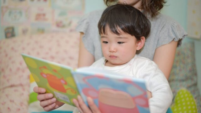 0歳児に絵本を読み聞かせるのはいつから ねらいや効果なども お役立ちブログ
